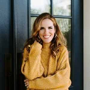 Rachel Hollis Wiki, Wife, Net Worth, Age, Height, Girlfriend, and Biography